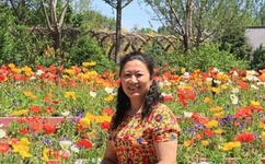 美女脱了内裤打开腿让男人玩